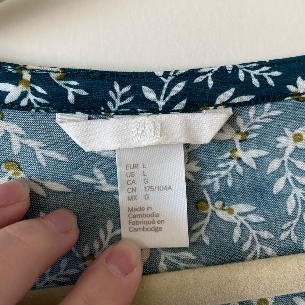 Size L, H&M patterned blouse - Picture 4 of 4